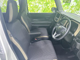 運転席側のドアを開けると、広々とした空間が広がります。使い勝手の良い収納スペースも備えています。