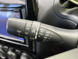 雨天時でも安心して運転できる、操作性の高いワイパーレバーです。インターバル調整機能も備えられており、様々な天候に対応できます。