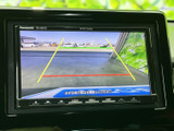 バックカメラ映像を大画面で確認できるので、後退時の安全を確保できます。駐車場での出し入れもスムーズに行えるでしょう。