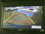 後退時には、映像を鮮明に表示するカメラが周囲の状況を確認をサポート。安全な後退運転をアシストし、万が一の事故を防ぎます。