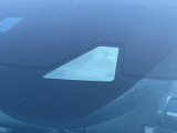 【ホンダセンシング】走行中に前方の車両等を認識し、衝突しそうな時は警報とブレーキで衝突回避と被害軽減をアシスト。より安全にドライブをお楽しみいただけます。