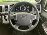 操作しやすいステアリング。スマートフォン連携機能も搭載し、運転中の情報操作をよりスムーズに行えます。