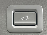 【パワーバックドア】スマートキーや運転席のボタンを押すだけでリアゲートが自動で開閉します!荷物を持っている時や、高い位置にあるバックドアを閉める際に便利な機能です♪