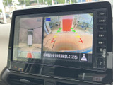 車庫入れや後退時の安全をサポート。周囲の状況を映像で確認できるため、安心して運転できます。