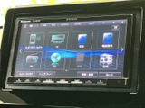 使いやすいインターフェースで、目的地設定や音楽再生をスムーズに行えます。カーナビとオーディオが一体になったことで、操作性も向上しています。
