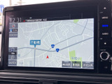 最新の地図情報が搭載されたナビゲーションシステムで、スムーズなルート検索が可能です。交通情報も確認でき、渋滞回避にも役立ちます。安心して長距離ドライブをお楽しみください。