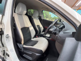 運転席まわりには十分なスペースがあり、大柄な方でもゆったり運転していただける環境です。