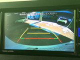 後退時には映像をモニターに表示。安全確認をサポートし、万が一の衝突を回避します。運転支援機能で安心をプラス。