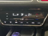 【オートエアコン】一度お好みの温度に設定すれば、車内の温度を検知し風量や温度を自動で調整。暑い&hellip;寒い&hellip;と何度もスイッチ操作をする必要はありません。快適な車内空間には必須の機能ですね♪