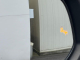 【ブラインドスポットモニター】走行中、ドアミラーの死角になりやすい箇所に後続車が接近するとサイドミラーのレンズに警告を表示!ドライバーに注意喚起をしてくれます。