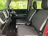 運転席からの視界も良好で、安全な運転をサポートします。使いやすい収納スペースも備えられており、機能性も充実しています。