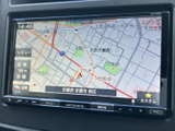 目的地設定やルート検索を手軽に行える、便利なナビゲーションシステムを装備。運転中の移動をサポートし、快適なドライブを演出します。