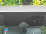 【三菱e-Assist】走行中に前方の車両等を認識し、衝突しそうな時は警報とブレーキで衝突回避と被害軽減をアシスト。より安全にドライブをお楽しみいただけます。