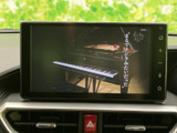 停車時に映像を楽しめるTV画面。移動時間を有効活用できる機能で、ご家族とのドライブの待ち時間も快適にお過ごしいただけます。広々とした空間でリラックス。