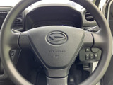 操作系の視認性が高く、運転中の指先が迷う心配はありません。無駄のないシンプルなデザインで、ドライバーをサポートしてくれるでしょう。