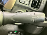 操作しやすいウインカーレバー。視覚的に分かりやすいデザインで、安全な運転をサポートします。スムーズな操作で、スムーズな車線変更を実現します。