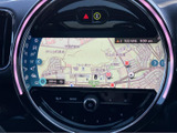 鮮明な表示で、スムーズなナビゲーションをサポート。目的地までのルートを分かりやすく表示し、安全運転を後押しします。