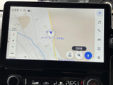 鮮明な地図表示で、スムーズなナビゲーションをサポートします。ルート検索も簡単に行え、目的地への道案内をしてくれます。