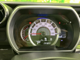速度や燃料残量など、運転に必要な情報を一目で確認できます。視認性の高い表示で、安全運転をサポートします。