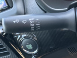 雨の日でも安心、スムーズな操作で視界を確保します。インターバル運転も可能で、天候に合わせて最適なワイパー作動を選択できます。