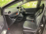 運転席周りは、必要な機能が手の届く場所に配置されており、スムーズな操作性を実現しています。
