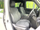 運転席まわりには十分なスペースがあり、大柄な方でもゆったり運転していただける環境です。