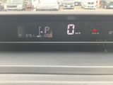 視認性の高いメーターは、運転中の確認を容易にします。必要な情報を一目で把握でき、安全な運転をサポートします。