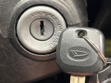 【キーレス】少し離れた場所からでもボタン一つでドアの開錠・施錠ができるのでとっても便利!ドアの鍵穴周りに傷をつけることもありません♪