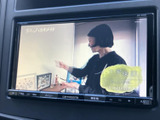停車時に映像を楽しめるTV機能。移動先でのエンターテイメントとしても活躍し、待ち時間も有効活用できます。