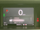 視認性の高いメーターで、速度や燃料残量などをひと目で確認できます。運転に必要な情報を分かりやすく表示し、安全なドライブをサポートします。