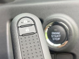 【スマートキー】カバンやポケットに入れたままでもドアの施錠・解錠が可能なスマートキーを装備。エンジンのオン・オフ時もカギを取り出す必要が無いからとっても便利です♪