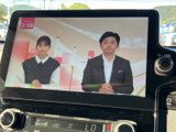 停車時にニュースやエンターテイメントを楽しめます。ちょっとした休憩時間に、リラックスした時間を過ごせます。