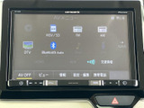 高機能なナビゲーションとオーディオが一体となったユニット。目的地設定や音楽再生など、運転中のエンターテイメントをサポートします。スムーズな操作で快適なドライブを。