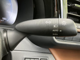 操作感も良好なウインカーレバー。周囲への安全確認をサポートし、安全運転を後押しします。シンプルながらも重要な役割を担っています。