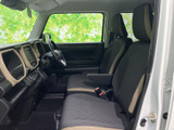 運転席からの視界も良好で、安全運転をサポートします。ゆとりのある空間でリラックスしたドライブを楽しめ、操作も容易です。