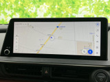 鮮明な高解像度地図表示で、スムーズなルート検索を実現。周辺施設の情報も確認でき、お出かけの計画が立てやすい一台です。