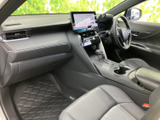 運転に集中できる、シンプルかつ機能的なデザイン。操作しやすい配置で、スムーズなドライビングをサポートします。快適な空間で運転をお楽しみください。