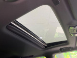【サンルーフ】開放感たっぷりの希少装備、サンルーフが装着されています!車内に明かりを取り入れたり景色を楽しむ以外にも、車内の空気も簡単に換気できて快適です!