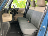 シートに座ると、包み込まれるような安心感。快適な姿勢で運転を楽しめます。細部にまでこだわった空間設計です。