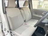 運転席まわりには十分なスペースがあり、大柄な方でもゆったり運転していただける環境です。
