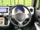 インテリアに合わせたデザインのステアリングは、運転される方のことも考え、運転しやすい形状、大きさです。是非一度、実際に触ってお確かめください。