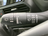 雨天時や視界が悪い状況下で、安全な運転をサポート。ワンタッチでワイパーを操作でき、運転に集中できます。