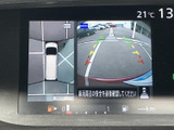 後方視界をサポートするモニター画面。駐車時や狭い場所での運転を安心に。映像を参考に、安全な運転を心がけましょう。