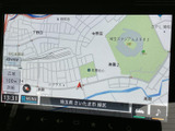 目的地までのルートをスムーズに案内。鮮明な画面で視認性も高く、安心してドライブを楽しめます。カーナビの機能は、これ一台で完結します。