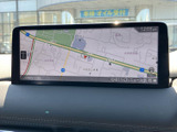 鮮明な地図表示で、現在地や周辺情報を分かりやすく確認できます。スムーズなナビゲーションで、安心して目的地へ向かうことができます。