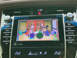 停車時に映像を楽しめるエンターテイメント機能。移動時間も、家族みんなで快適な時間を過ごせます。