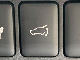 【パワーバックドア】スマートキーや運転席のボタンを押すだけでリアゲートが自動で開閉します!荷物を持っている時や、高い位置にあるバックドアを閉める際に便利な機能です♪