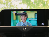 停車時にTVを楽しめる機能が搭載。お子様連れのご家族でも、後部座席で快適な時間をお過ごしいただけます。移動時間を有効活用できる便利なアイテムです。