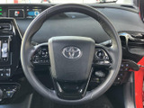 運転中の操作をより快適にする、使いやすいステアリングホイール。グリップ感も良く、長距離運転でも疲れにくい設計です。
