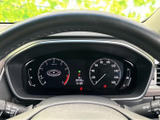 必要な情報を一目で確認できる、見やすいデザインです。車両の状態を把握し、安全運転を心がけましょう。